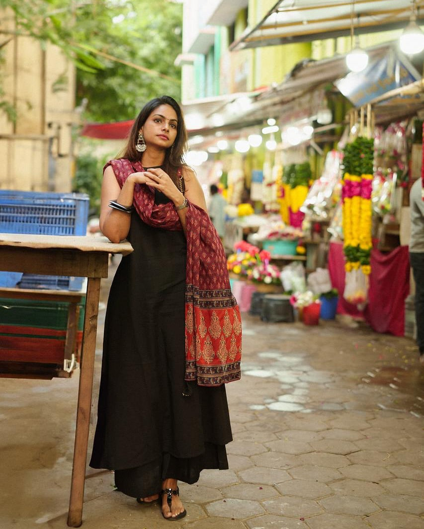 CLASSY HANDLOOM A LINE KURTI PANT DUPATTA WITH BOTH SIDES POCKETS